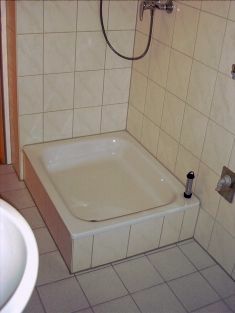 Die Duschabtrennung war zum Zeitpunkt der Aufnahme noch nicht eingebaut