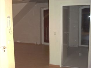 Blick aus dem Flur in die Küche rechts - links das Wohnzimmer. Von beiden Räumen führt eine Tür auf den Balkon!
